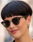 Bowl cut met een korte stompe pony