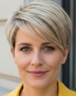 Zomerse korte blonde coupe