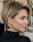 Kort blond haar met zijscheiding