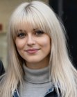 Lang en glad platinablond haar
