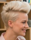 Gedurfde platinablonde pixie cut