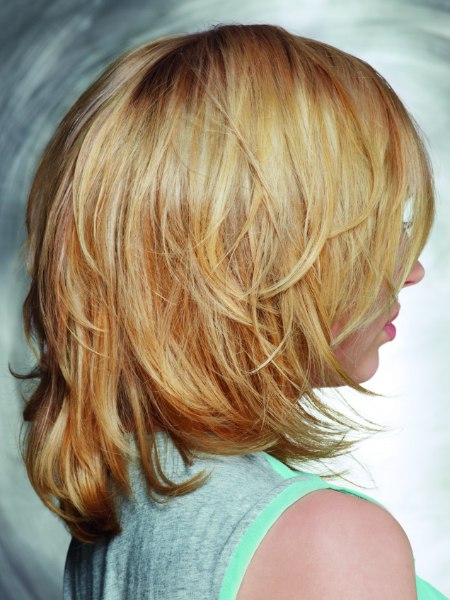 Vuilnisbak legering pellet Halflang blond haar met geslicede lagen