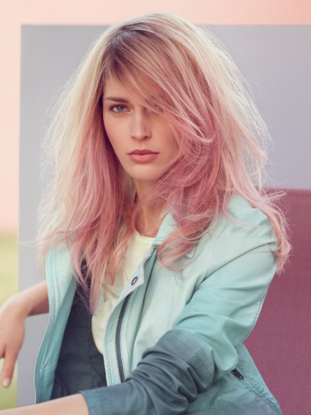 Trendy lang haar met roze en blonde kleuring Stone washed look