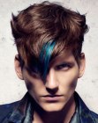 bruin mannenhaar met blauw kleuraccent